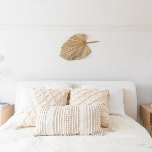 Colour Therapy White bedroom with white bedsheets and gold leaf